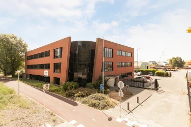 ERS B.V. huurt c.a 2100 m² kantoorruimte in Schiedam