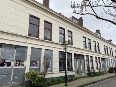 Start verkoop rij nog te renoveren woningen